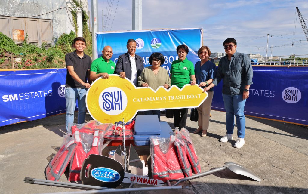 Awarding of symbolic key at Manila Bay